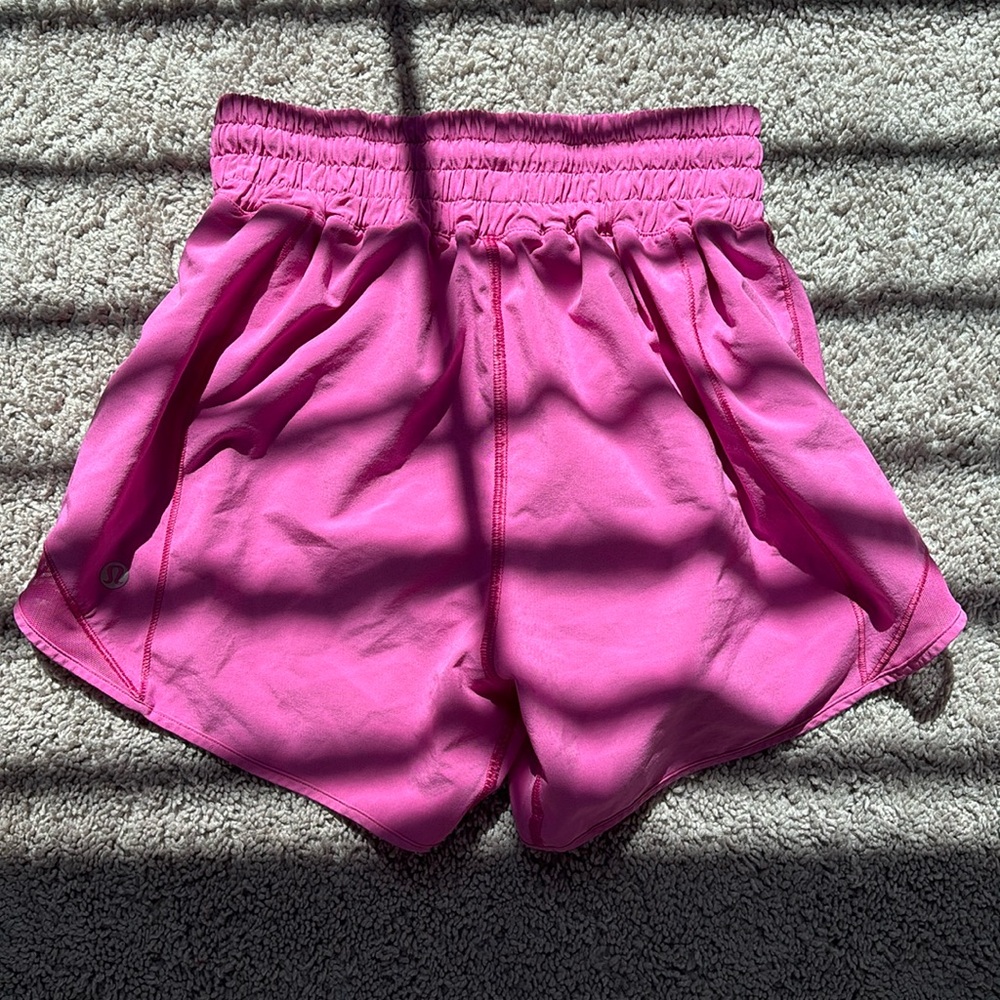 Lululemon High Rise Hotty Hots / Size 2 / 4” / Color: Sonic Pink 💗